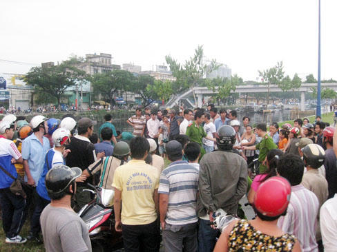 Trục vớt thi thể thanh niên nhảy kênh tự vẫn